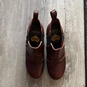 NWOT burgundy leather Hasbeens. Wooden clog Chelsea. Perfect condition. Size 38